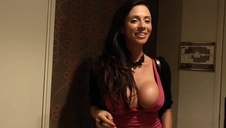 zamaskowana pani klęczy przed kutasem