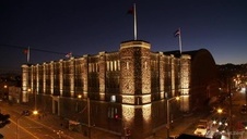 pieści jej pośladki w pociągu