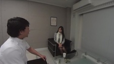 kolesie zapinają dupę brunetki