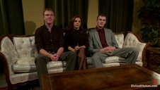 rozbiera ją wzrokiem i pieści jej cipuszkę jęzorkiem