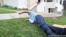 koleś klęczy na łóżku a ona mu ciągnie