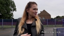 przelecieli niegrzeczną kocicę na kanapie