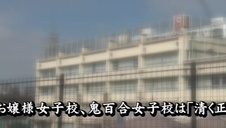 azjatki przyglądają się jego kuśce