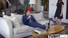 spory kutas wjeżdża w jej wąską szparę