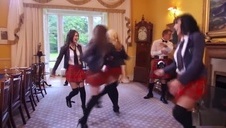 seks na stole z rozpaloną babunią