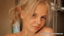 palec między cycami wspaniałej blondi