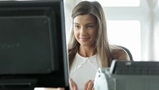 filigranowa blondyneczka i luksusowa willa