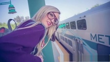 suczka z rozłożonymi nogami świetnie się sprawdza w robótkach ręcznych