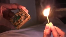 seksowna blondynka i kilku ściśnieniowanych gości