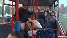 spuszcza się w zarośniętą cipkę