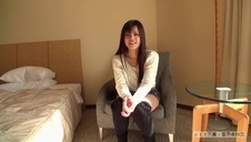 osiemnastolatka całuje się z brunetem