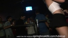 piękna niunia łyka prosto z kija