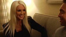 koledzy chcą się dobrać do niej na śpiocha