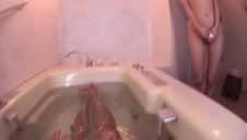 słodka mindy pozbywa się sukienki przy drzwiach