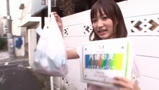 młoda laska buszuje nago w zbożu