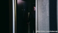 zajmują się jego sterczącą pałką w ogrodzie