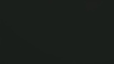 z mulatką na brązowej kanapie