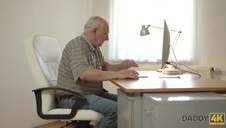 striptizer zabawia się z laseczkami