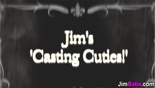 blond laseczka masturbuje się niebieską zabawką