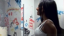 seksowna dupeczka w pończochach pięknie gra na flecie