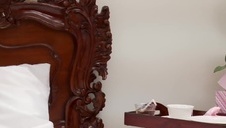 ciemnowłosa suczka i jej zabawy