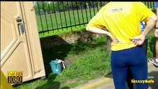 cycata laska rozbiera się na skórzanej kanapie