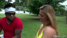 zabawia się z kocicami w ogrodzie