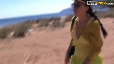 seks na skórzanej kanapie z fajną laseczką