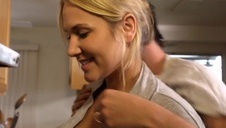 ruda wpycha sobie grubego bolca w dupę