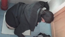 rozbiera się i daje sobie z palca