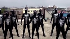 facet z wąsem zabawia się z kuszącą afrykanką