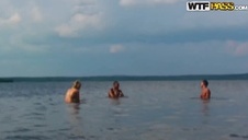 wyjęła penisa przez rozporek i bierze do ust