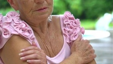 super niunia masturbuje się w wannie