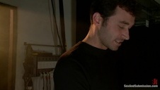 azjatka na fotelu wkłada sobie wibrator