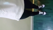 facet w koszuli całuje się z lalunią