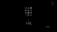 rozbiera dziewczynę i całuje się z nią