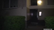 spuszcza się w jej dupeczce