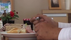 w wielkim łóżku zapina murzynkę w białej bieliźnie