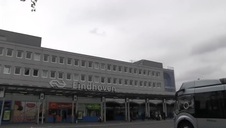 ruda i brunetka całują się po piersiach