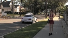 seks na skórzanej kanapie z krągłą babeczką