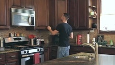 ruda leży i pokazuje swoją wygoloną szpareczkę