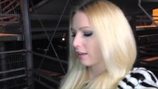 sophie pieści cipę