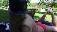 masuje swoją nawilżoną cipeczkę