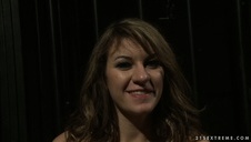 młoda ma głębokie gardło