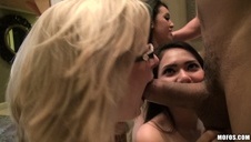 niebieskooka brunetka ujeżdża kutasa