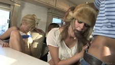 gruby kutas wypełnia szparkę czekoladki