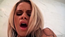 młoda dogadza facetowi ustami