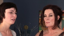 czarnowłosa babeczka z rudą laseczką