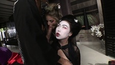 naoliwiona laska siedzi na krześle i ciągnie jego pałkę