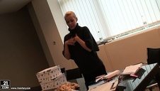 czekoladowe ciałko erotycznej striptizerki